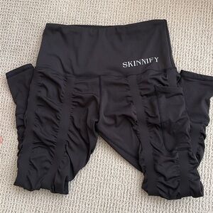 Skinnify Resistance Band Leggings. Size medium. 6 bands.